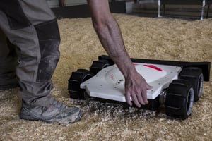 Hombre utilizando un robot Tibot en la empresa Hubbard